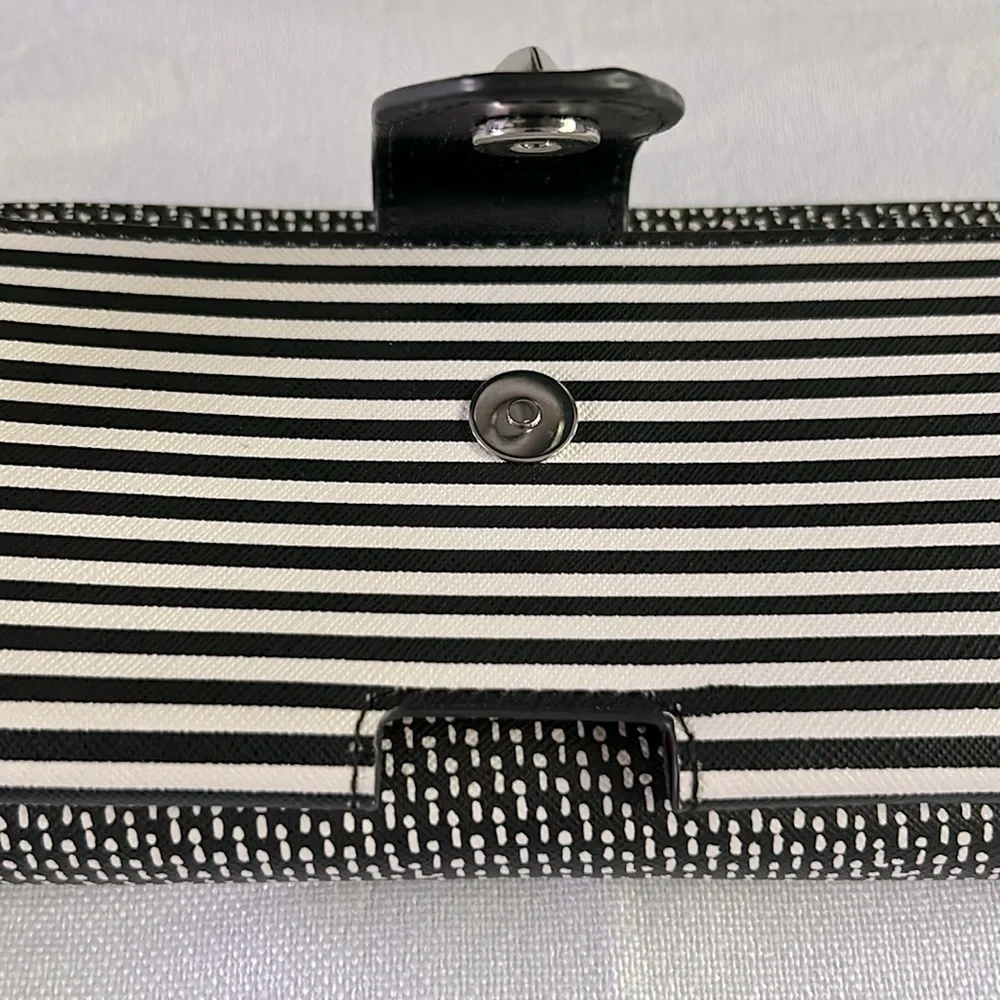 Stella & Dot Madison Tech Black White Patterned Zip Close Wristlet Wallet EUC
